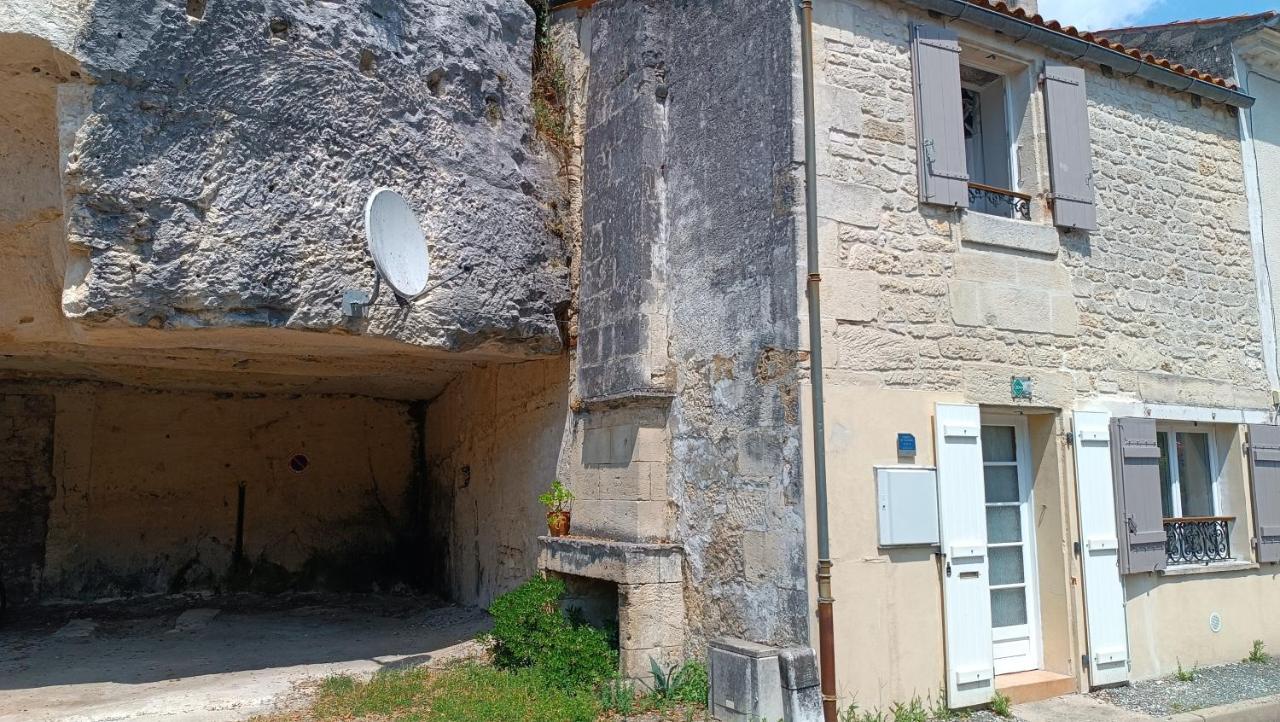 Meuble De Tourisme Petit Chail Saint Savinien Esterno foto